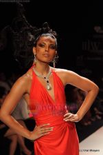 Model walks the ramp for Johara by Divya Ahuja show at IIJW 2011 Day 2 in Grand Hyatt on 1st Aug 2011 (89).JPG